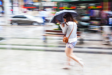 Frau in der Stadt bei Regenwetter
