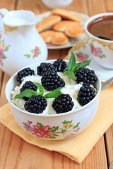 Cottage cheese with berries