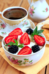 Cottage cheese with berries