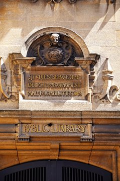 Entrance to the public library and museum of Oxford
