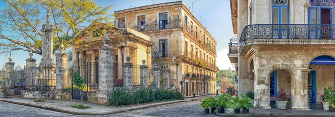 Zelfklevend Fotobehang Koloniale gebouwen in Oud Havana © kmiragaya