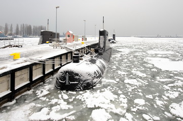 okręt podwodny w zimowym porcie