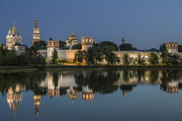 Fototapeta na wymiar Москва Новодевичий монастырь ночью