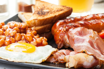 Full English breakfast with bacon, sausage, egg and beans - 69091057