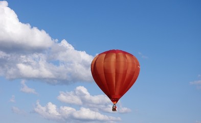 Rouge sur fond de ciel bleu