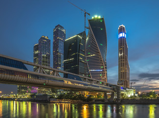 Obraz premium Город Москва. Мост Багратион. Деловой центр Москва-Сити. Ночь