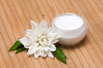 Obraz na płótnie Canvas Natural moisturizing face cream
