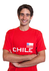Fan aus Chile mit verschränkten Armen