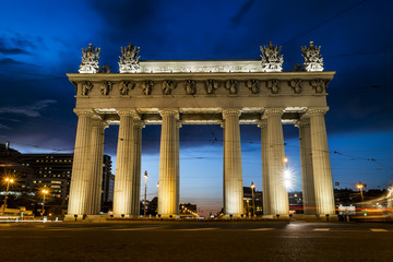 Obraz premium Moscow triumphal gates in Moscow Avenue in St. Petersburg