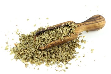 Majoran mit Schippe aus Olivenholz isoliert auf weißem Hintergrund