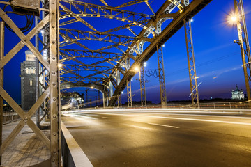 Fototapeta na wymiar Construction of the Bolsheokhtinsky bridge across the Neva River