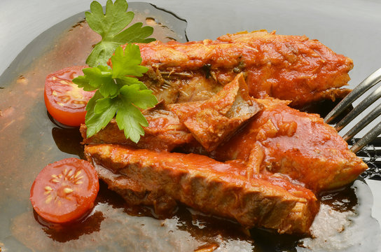 Filetes de caballo en salsa de tomate Gastronom&iacute;a de Espa&ntilde;a