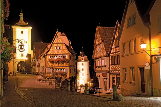 Romantische Nachtstimmung in Rothenburg ob der Tauber