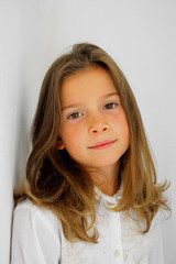Fototapeta premium BAMBINA CON CAMICIA BIANCA