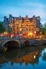 Obraz premium Night city view of Amsterdam canal and bridge