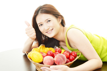フルーツを持つ笑顔の女性