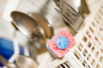 dreckiges Geschirr und Geschirrreiniger