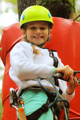 Obraz premium Climber girl engaged in training between trees