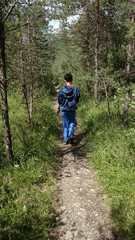 Fototapeta premium Junge im Wald