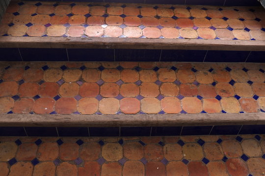 Marches recouvertes de tomette