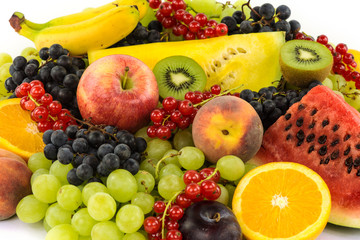 Farbenfrohes Obst auf weissem Hintergrund