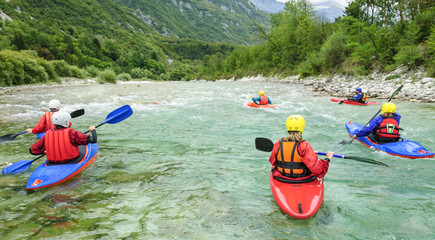 Kajaking-Gruppe auf einem Fluss
