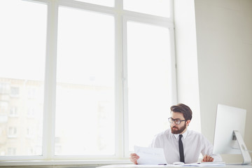 Fototapeta premium Busy office worker