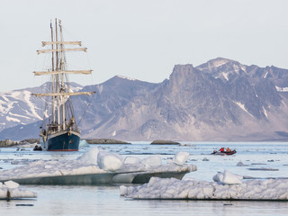 Obraz premium Yacht in the Arctic fjord - Spitsbergen, Svalbard