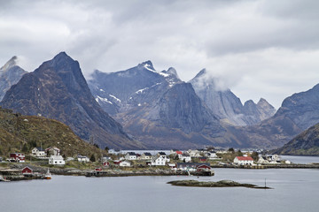 Fototapeta na wymiar Kjerkefjorden mit Lofotenmauer