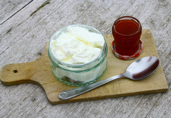 faisselle au sucre et à la confiture de fraise