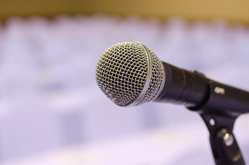 Obraz premium Close up of microphone in conference hall