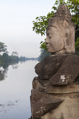 Fototapeta na wymiar Statue und Wasserreservoir bei Angkor Thom in Angkor