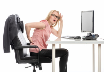 Geschäftsfrau am Schreibtisch mit Rückenschmerzen