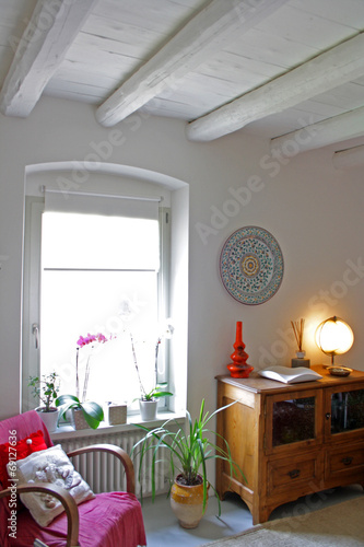 Interno di casa di campagna con tetto in legno bianco immagini e ... Tetto in legno interno
