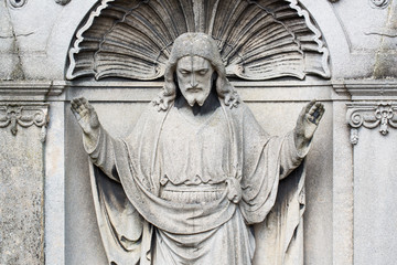 Jesusstatue auf Friedhof