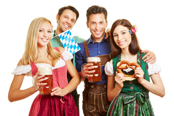 Freunde beim Oktoberfest mit Bier und Brezn