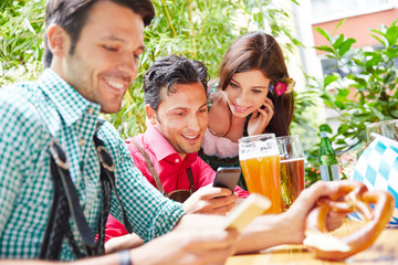 Freunde surfen im Internet mit Smartphone