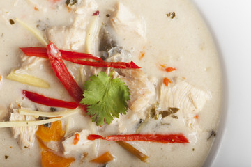 Closeup einer Tom Kha Gai Suppe