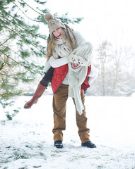 Lachendes Paar hat Spaß im Winter