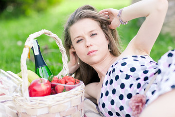 Beautifull woman portrait, closeup on the picnic