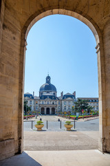 Obraz premium Główne wejście do szpitala Pitié-Salpêtrière w Paryżu