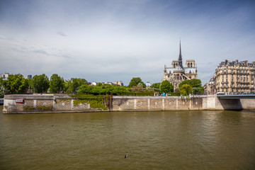 Cathédrale Notre-Dame de Paris depuis l'île Saint-Louis