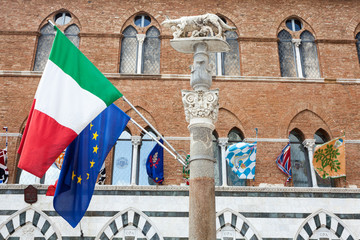 Bandiera italiana ed europea, Duomo di Siena, Italy