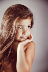 Naklejka premium Portrait of a beautiful little girl
