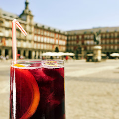 Fototapeta premium tinto de verano in Plaza Mayor in Madrid, Spain
