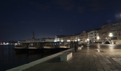 Fototapeta na wymiar venezia all'alba
