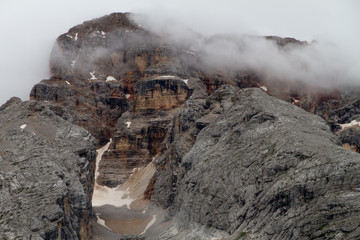Wolkenverhangene Dolomiten