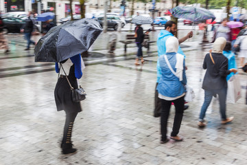 Fototapeta na wymiar regnerischer Stadtbummel
