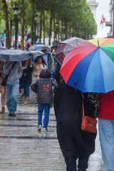 Regenschirm in Regenbogenfarben