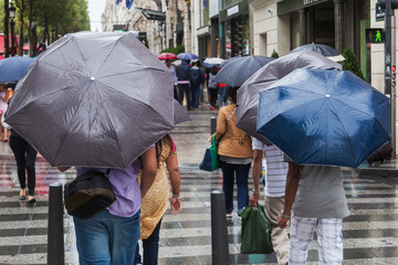 mit dem Regenschirm in der Stadt